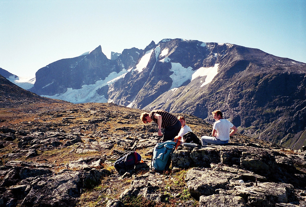 06.09.1996 - Pause ved Øvre Dyrhaug (1435). Fantastisk utsikt mot sør og sørvest allerede, mot Store Ringstinden (2124) til venstre, og Soleibotntinder mer sentralt i bildet. Selv Store Austanbotntinden (2204) klarer å titte fram til høyre for Store Ringstinden (2124).