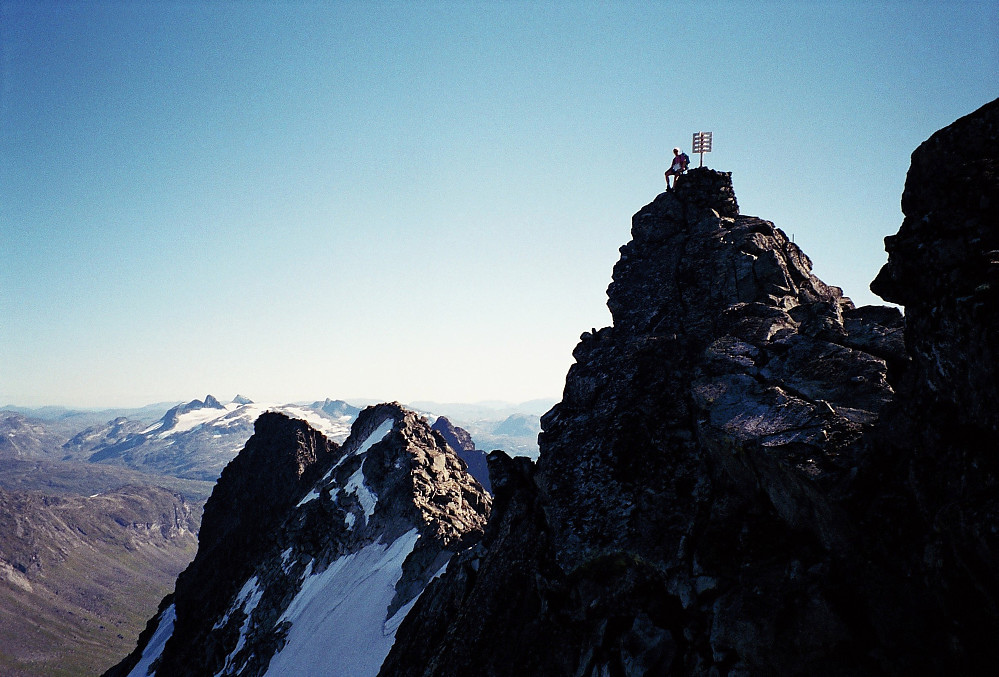 06.09.1996 - Jeg står på toppen av Store Dyrhaugstinden (2147). De to neste kulene lenger bak er Midtre Dyrhaugstinden Nord (2135, i midten) og Sør (2134, til venstre). Legg merke til den svarte steinen helt til høyre - ser tydelig ut som selveste bergtrollet skuer bort mot toppen. ;)