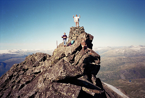 06.09.1996 - Gisle, Ragner og Hans Petter både på og ved toppvarden på Store Dyrhaugstinden (2147).