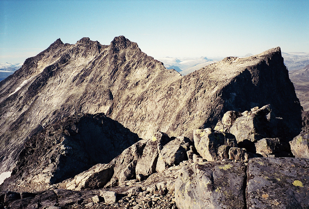 06.09.1996 - Fra Nestnørdre Midtmaradalstinden (2062) ser vi mot Dyrhaugstindane. Store Dyrhaugstinden (2147) er lengst til venstre. Søre Dyrhaugstinden (2072) er helt til høyre.