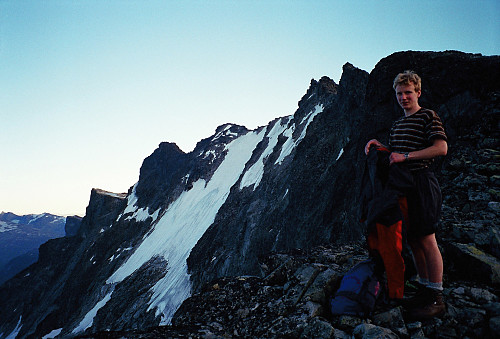 06.09.1996 - Vi har nå tilbakelagt hele Dyrhaugsryggen for 2. gang i dag, og sola er på god vei ned i vest. Med sola borte er det ikke lenger shortsvær, så for første gang denne flotte dagen måtte litt varmere klær ut av sekken.