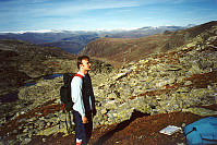 21.09.1996 - Gisle i stigningen opp mot vestryggen på Austanbotntindane. Bildet er tatt mot nord. I bakgrunnen ses veien mellom Øvre Årdal og Turtagrø.