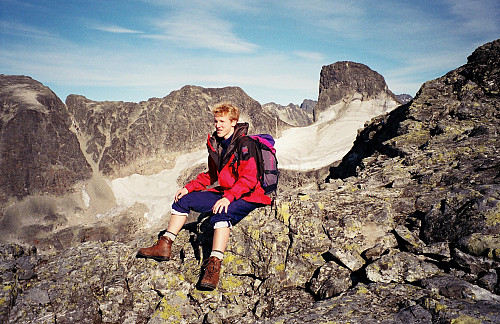 21.09.1996 - Hans Petter på ryggen litt vest for Vestraste Austanbotntinden (2020). Fjellet bak til høyre er Store Ringstinden (2124). Bak Hans Petter er Søre Soleibotntinden (2049).