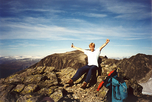 21.09.1996 - På Vestraste Austanbotntinden (2020), og min 2000 meter nr.100! Litt ekstra jubel her, men feiringen tok vi på returen. Bak meg er Store Soleibotntinden (2083), mens Søre Soleibotntinden (2049) ses helt til høyre.