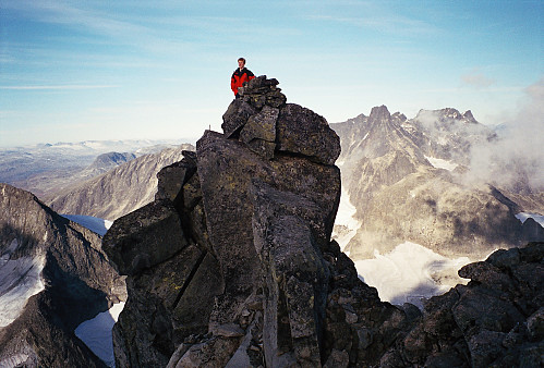 21.09.1996 - Hans Petter på toppen av Store Austanbotntinden (2204). Ikke mye plass til sidene her før det bærer rett ned... Lengst ned til avgrunnen er det rett bak Hans Petter, hvor det er temmelig loddrett 400 meter ned. Store Skagastølstinden (2405) ses bak til høyre.