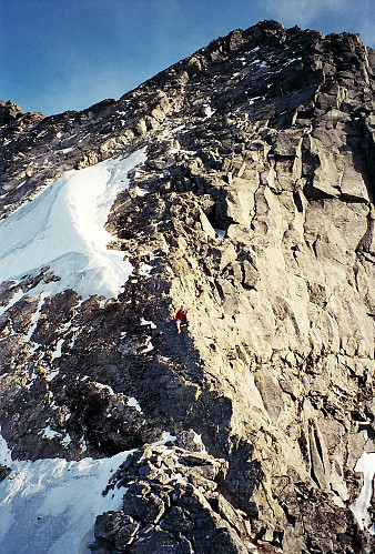 21.09.1996 - Hans Petter sitter på det som kanskje er det mest utsatte punktet på ruta til Store Austanbotntinden (2204) fra vest. Litt nedenfor snøfonna i nordskråningen smalner ryggen inn uten altfor mange gode og store tak. 