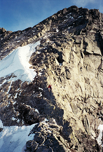 21.09.1996 - Hans Petter sitter på det som kanskje er det mest utsatte punktet på ruta til Store Austanbotntinden (2204) fra vest. Litt nedenfor snøfonna i nordskråningen smalner ryggen inn uten altfor mange gode og store tak.