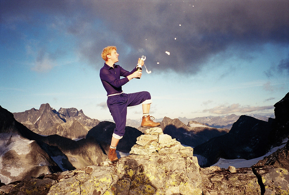 21.09.1996 - På Vestraste Austanbotntinden (2020), hvor Hans Petter sender Champagne-korken til himmels (vi fant igjen korken!) for å feire min 2000 meter nr.100, og bestigningen av Store Austanbotntinden (2204). 