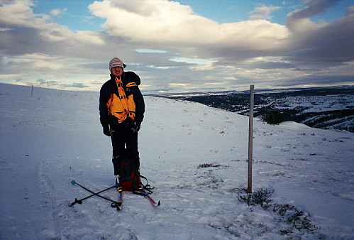 19.01.1997 - Gisle på østsiden av Valsfjellet (1148). Lite snø og slitne skiløyper akkurat her. Det blåste en del og var kaldt på snaufjellet. Bildet er tatt mot nord. Gålå ses til høyre.