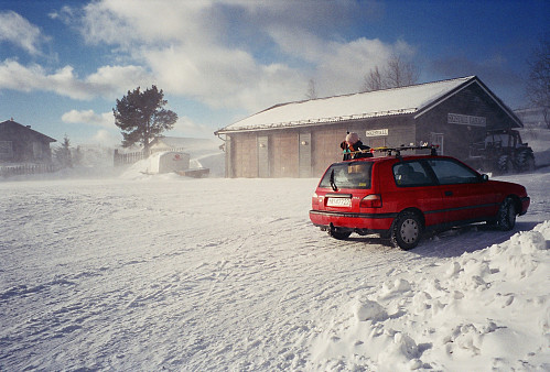 08.02.1997 - Parkering ved Rondablikk Høyfjellshotell. Sol og mye blå himmel, men kraftig vind og snødrev. 
