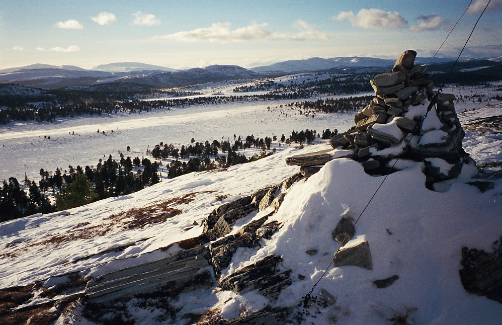08.02.1997 - På toppen av Hovdepiggen (968). Utsikt vestover. Rondablikk ligger i midten, i den øvre tredjedelen av bildet.