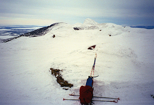 09.03.1997 - På toppen av Søre Sølen (1688), med utsikt mot Midtre Sølen (1755), som rager høyest i midten. Nordre Sølen (1699) er det svarte berget bak til venstre.