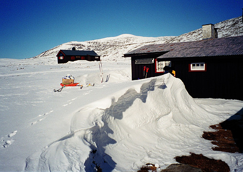 22.03.1997 - Hytta vi skulle overnatte i er i forgrunnen, med Gråhøa (1431) bak midt i bildet.