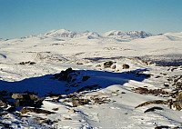 22.03.1997 - Utsikt fra toppen av Gråhøa (1431), mot nord. Rondane i bakgrunnen, med Storronden (2138) som det dominerende fjellet litt til venstre. 