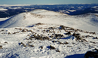 22.03.1997 - Utsikt mot sørøst fra Gråhøa (1431). Den store kulen til venstre er Skarven (1327), mens Krøkla (1254) ses litt lenger bak og mer midt i bildet.