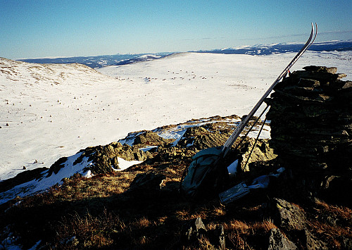 22.03.1997 - Ved toppvarden på Sør for Gråhøa (1178). Utsikt mot sørøst. Litt ovenfor midten ses det islagte Afstjønna og hyttene rundt dette vannet. 