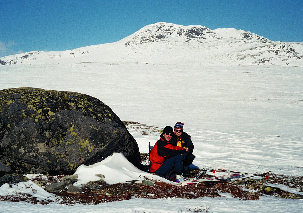 29.03.1997 - På høyde 1169, Nordvest for stølen Vesleskag, med Skaget (1686) i bakgrunnen.