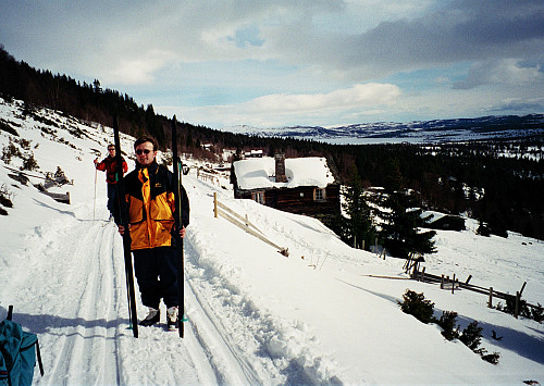30.03.1997 - Første påskedag. Gisle og Hans P. ved Skreostølen, nordvest for Yddin Fjellstogo. Vannet Yddin ses bak til høyre.