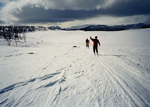 30.03.1997 - Hans Petter og Gisle i kraftig medvind i Rauddalen, mellom Kjølafjellet (1225) og Gravfjellet (1173). Bildet er tatt mot vest.
