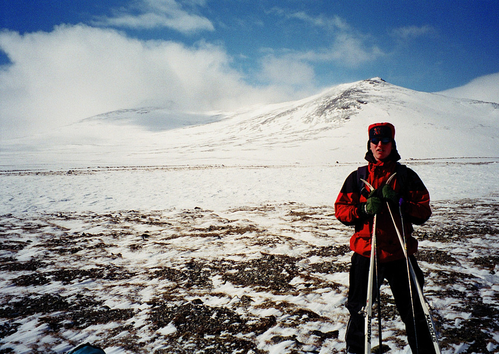 19.04.1997 - Hindnubban (1879) er rett bak Hans Petter. Tidvis skralt skiføre her på Hindflyin, og i perioder sur og kald motvind.
