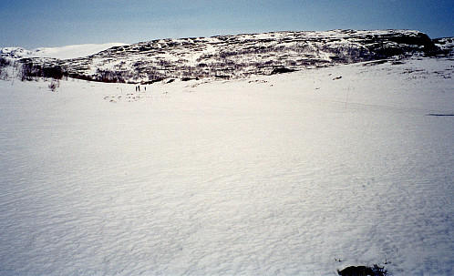26.04.1997 - Fra skiløypene NV for Beitostølen, like ved Grønekinnkampen (1151), ser vi dagens mål: Kampen (1197).