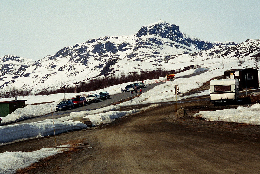 26.04.1997 - Gardli parkering, 3 km nordvest for Beitostølen. Bitihorn (1607) dominerer i bakgrunnen.