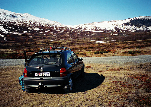 18.05.1997 - Parkering ved Brimi Fjellstugu, Nordsætrin, på formiddagen. Jeg gikk opp litt til høyre for midten av bildet.