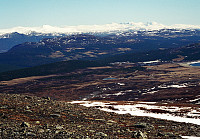 18.05.1997 - I stigningen opp mot søre Koppflyi. Nede på sletta ses Brimi Fjellstugu til høyre for vannet ca midt i bildet. Rondane er bakerst til høyre.