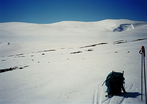 18.05.1997 - Mot Kvitingskjølen. I midten er Store (2064), og til høyre Nørdre (2025). Her er det i luftlinje ca 5 km til den høyeste. 