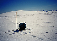 18.05.1997 -  På Nørdre Kvitingskjølen (2025). Store Kvitingskjølen (2064) ses bak, noe til venstre. Den svære toppvarden på Store (2064) ses tydelig når bildet forstørres. 