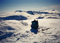 18.05.1997 - Ved varden på Vestre Kvitingskjølen (2060), med utsikt mot sørvest. Bak til venstre ses Glittertinden (2460). Galdhøpiggen (2469) er høyest til høyre.