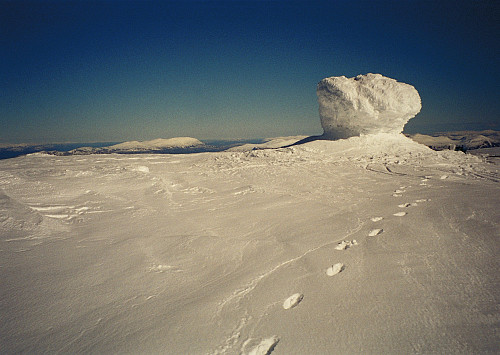 18.05.1997 - Den gedigne toppvarden på Store Kvitingskjølen (2064). Bildet er tatt mot sørøst.