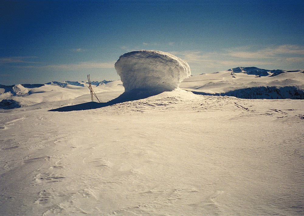 18.05.1997 - Den enorme varden på Store Kvitingskjølen (2064). Bak til høyre ses Glittertinden (2460). Bildet er tatt mot sør.