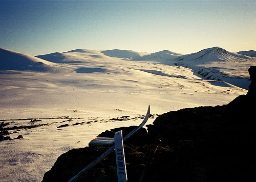 18.05.1997 - Fra Tessefjellet N1 (1492), mot Kvitingskjølen (2064, til venstre). Oppover gikk jeg på sletta helt til høyre: Søre Koppflyi. I elveleiet til høyre renner Ilva. 