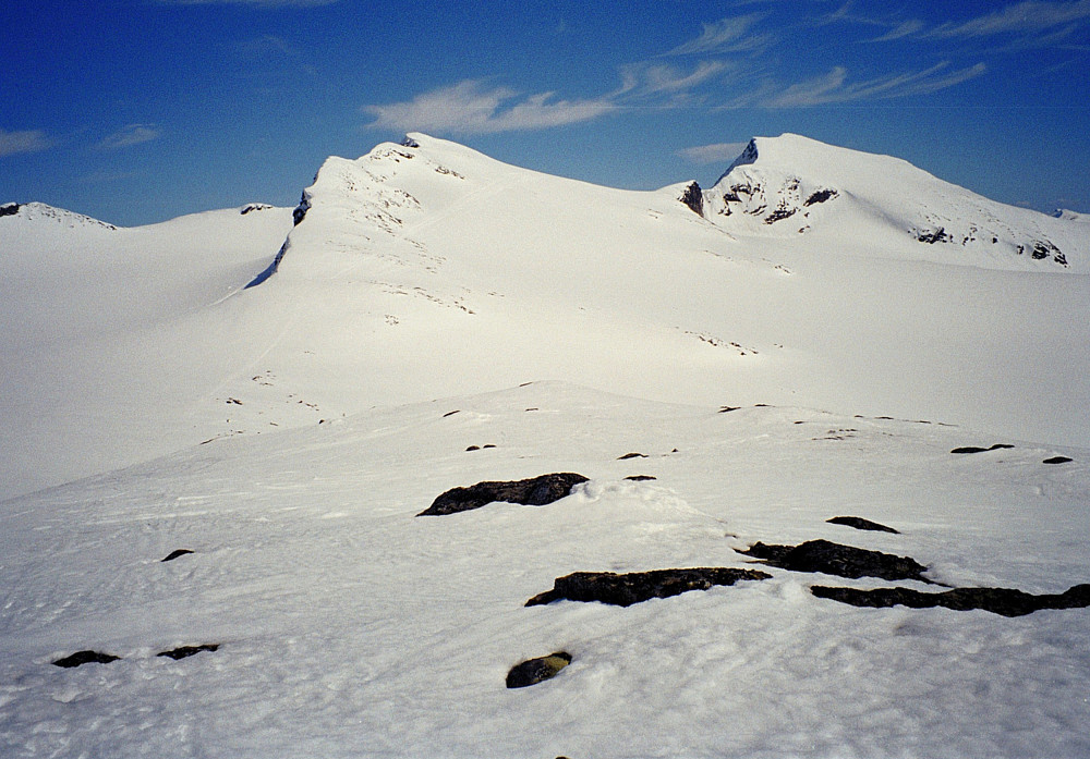 01.06.1997 - Utsikt fra Storoksle (1927), mot dagens mål. Gravdalstinden (2113) er bak til høyre, mens mer midt i bildet er Sørvestre Smørstabbtinden (2045).