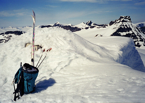 01.06.1997 - På toppen av Gravdalstinden (2113), med utsikt mot nord. Bak til høyre er Storebjørn (2222).