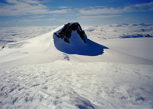 01.06.1997 - Utsikt fra Søre Smørstabbtinden (2033), mot Sørvestre Smørstabbtinden (2045). Smørstabbreen er helt til høyre.