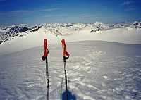 01.06.1997 - På toppen av Sørvestre Smørstabbtinden (2045), med utsikt mot øst. Nærmest bak venstre stav er Søraustre Smørstabbtinden (2030).