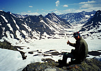 28.06.1997 - Hans Petter Flagestad (Hansa) på Stehøe (1885). Leirvassbu ses nesten 500 meter under oss, nede og litt til venstre i bildet.