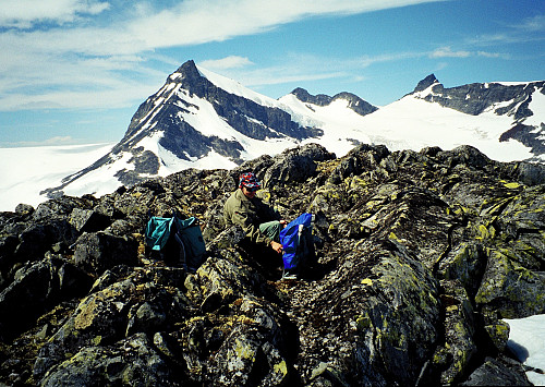 28.06.1997 - Hansa på Vest for Søre Stetinden (1855). Bak til venstre ruver Storebjørn (2222), i midten ses Veslebjørn (2150), og til høyre er Sokse (2189).