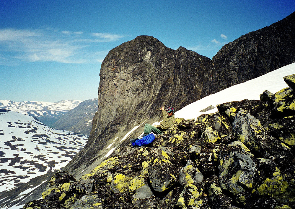 28.06.1997 - Hansa peker mot Stetinden (2020). Stetinden Sørtoppen (1960) er den lille knatten litt til høyre. Bildet er tatt under oppstigningen til Søre Stetinden (1985) fra sørvest.