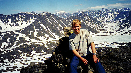 28.06.1997 - På toppen av Stetinden (2020). Utsikt mot nordøst. Leirvassbu ses nede til høyre.