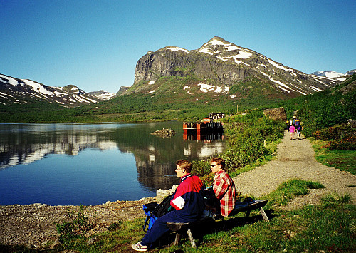 05.07.1997 - Ragnar og Nils Brede ved Gjende, Gjendebu ses i bakgrunnen. Rett over Gjendebu i bildet, er Gjendetunga (1516).