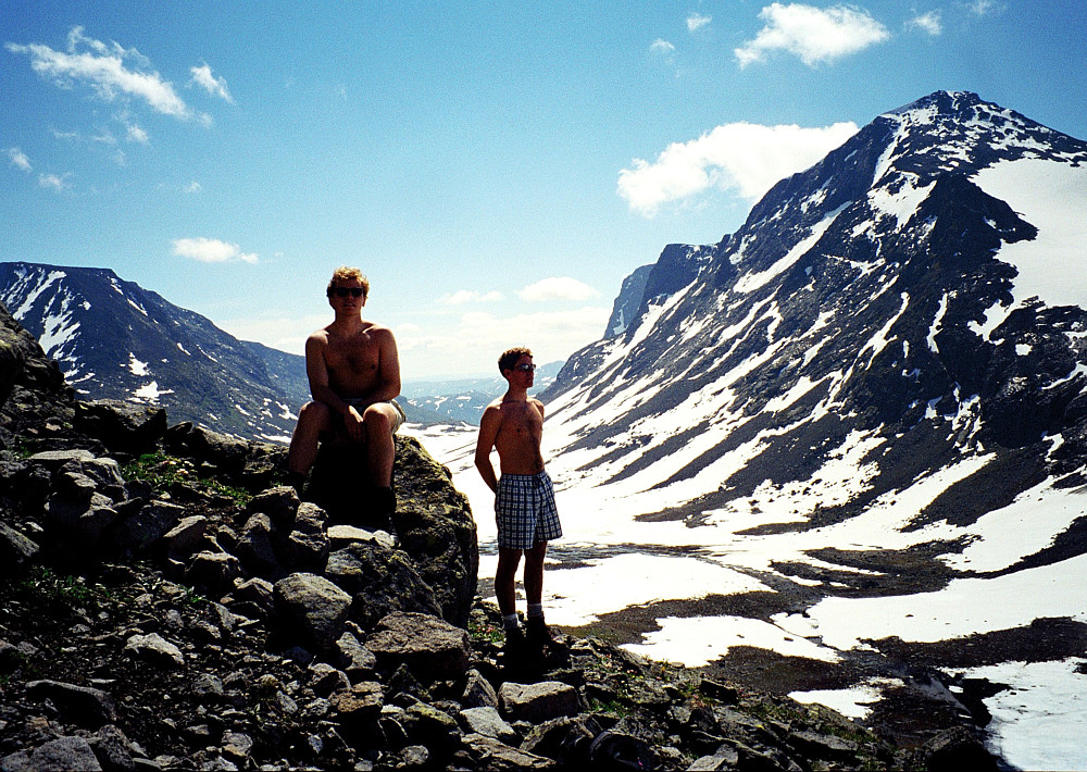 05.07.1997 - Under oppstigningen i draget (skrå renna) som leder til skaret mellom Store (2341) og Vesle Knutsholstinden (2205). Nedenfor til høyre ligger Svartdalen. Fjellet oppe til høyre er Kvitskardtinden (2193).