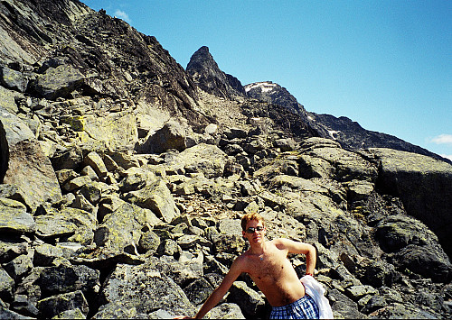 05.07.1997 - I draget/skrå renna som fører opp til skaret mellom Store (2341) og Vesle Knutsholstinden (2205). Sistnevnte tind er den bratte toppen bak, midt i bildet. Veldig greit å følge dette draget opp til nevnte skar.