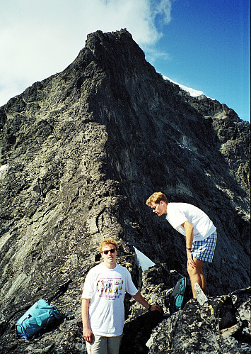 05.07.1997 - Store Knutsholstinden (2341) sett fra sørryggen. Vi står på ca 2200 meters høyde. Den klart luftigste delen gjenstår. Vi fulgte ryggen til omtrent 2/3-del opp i bildet. Da gikk vi på skrå opp mot venstre, i den lyse steinrøysa. Så opp mot høyre igjen og opp på eggen litt før det flater ut mot toppen.