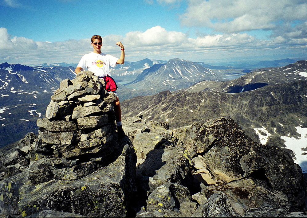 05.07.1997 - Ragnar på toppen av Store Knutsholstinden (2341). Bildet er tatt mot nordøst. Besshøe (2258) er sentralt i bakgrunnen.