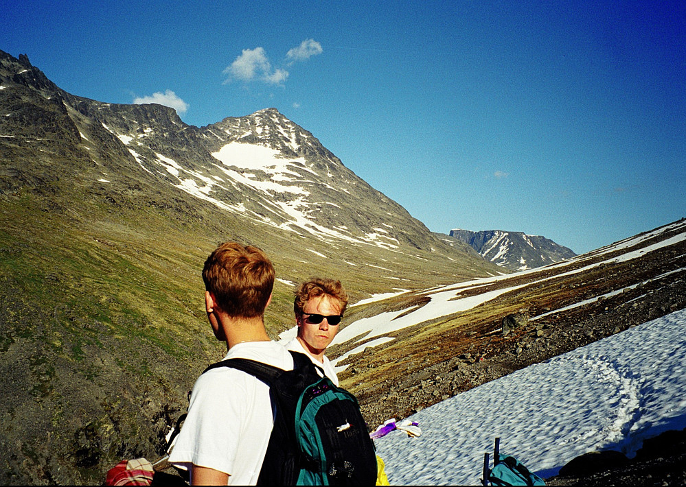 05.07.1997 - Vi er lengst nord i Svartdalen, og ser tilbake mot Store Knutsholstinden (2341), som ruver over Ragnar og Nils Brede.