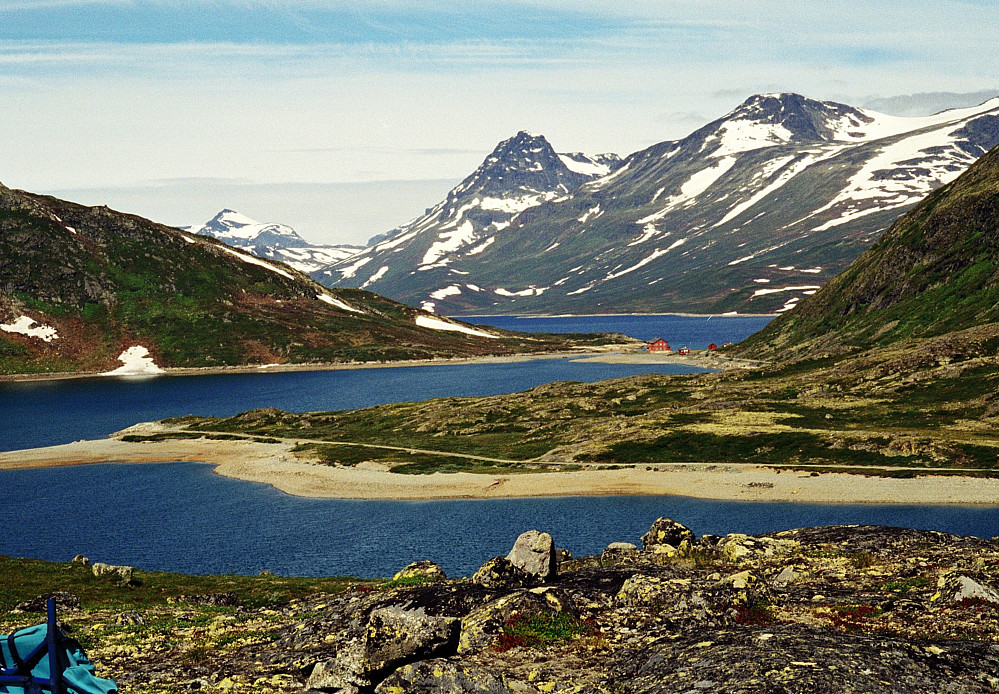 06.07.1997 - Fra høyde 1099 (Bygdinhøgda V2, 1097), ca 1 km sørvest for Bygdin Fjellhotell. Bildet er tatt mot nordvest. Vannet er Bygdin, mens Bygdisheim ses til høyre. I bakgrunnen, midt i bildet, ses Torfinnstindane (2120).