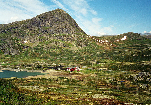 06.07.1997 - Fra Bygdinhøgda (1151, står også 1154 moh på kart). Bygdin Fjellhotell ses midt i bildet, med Synshorn Sør (1457) bakenfor.